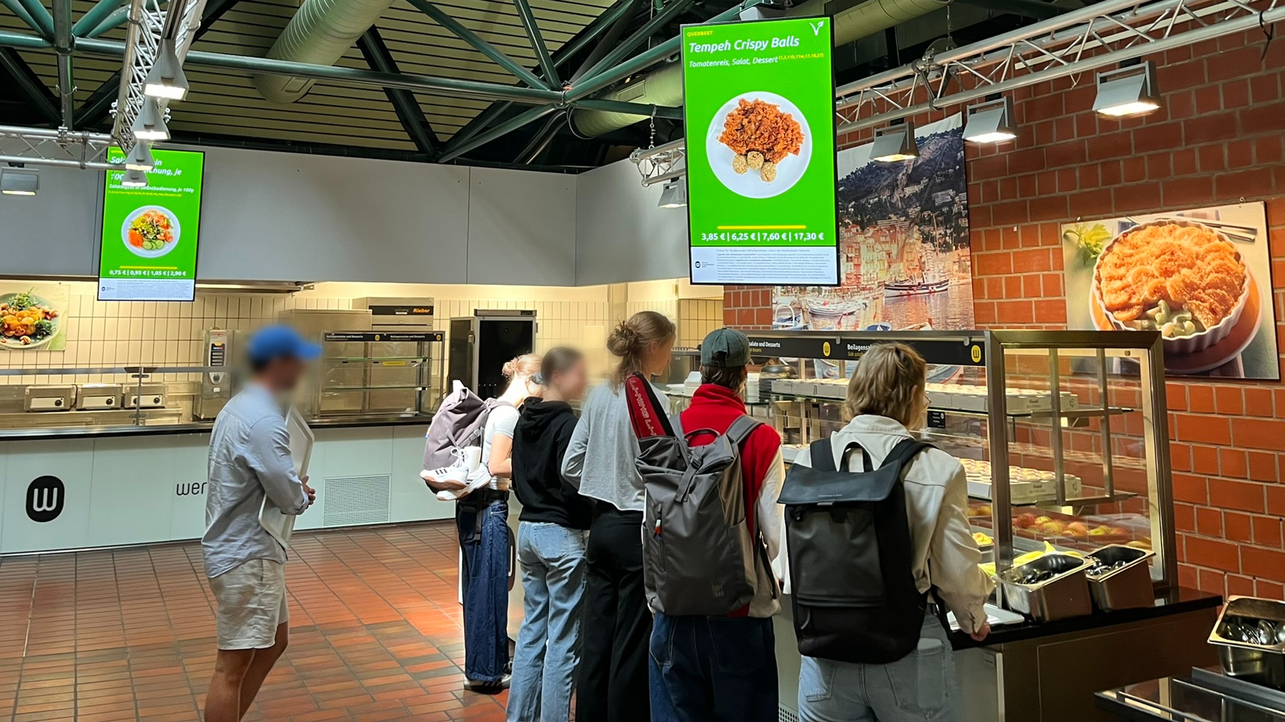 Guests at the serving counter in a Kölner Studierendenwerk cafeteria
